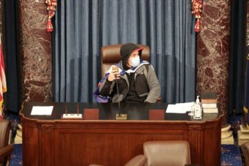 Прихильники Трампа увірвалися до Конгресу США після сутичок з поліцією