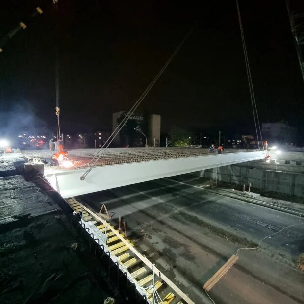 У Києві встановили нові 14 балок Дегтярівського мосту, на якому стався обвал в кінці вересня