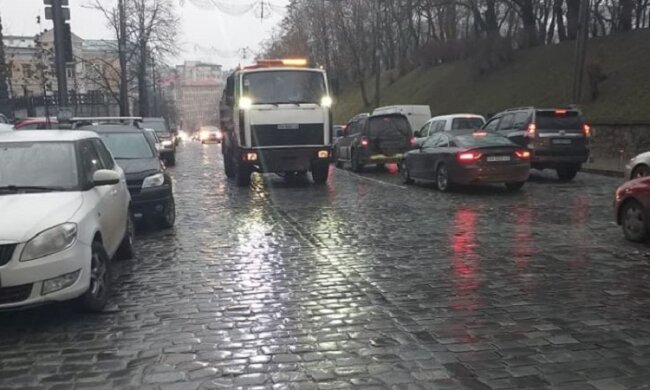 Вулиці столиці почали обробляти рідкими хлоридами