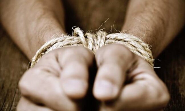 Звірі в погонах: СБУ оголосила підозру наглядачу окупаційної тюрми, який особисто катував полонених ЗСУ