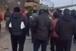 На Чернігівщині місцеві жителі завернули колону російських танків (відео)