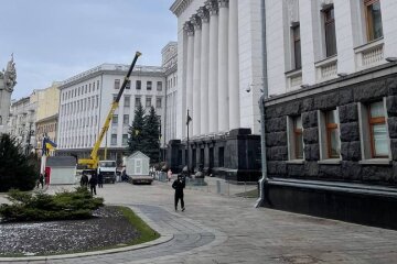 Ранок після “путчу”: під Офісом президента встановлюють різдвяний ярмарок