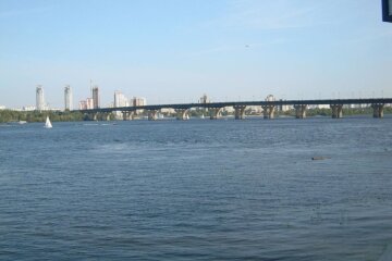 В Києві затримали жартівника, який “замінував” міст Патона