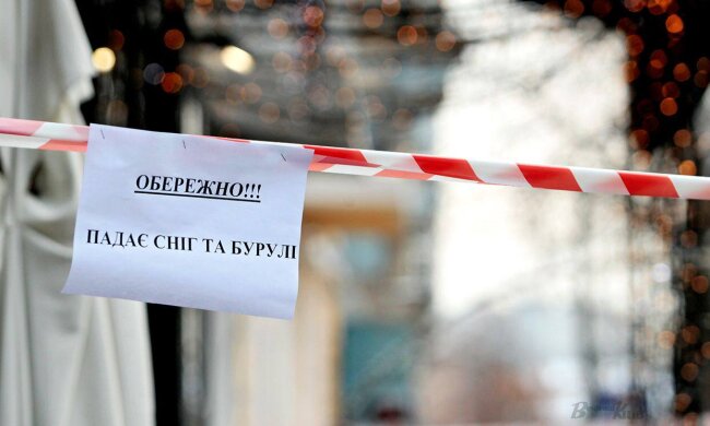 Київська влада посилила нагляд за очищенням дахів від бурульок та прибиранням снігу