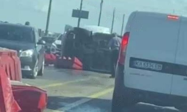 У Києві на мосту Патона перекинулось легкове авто, через що  виник великий затор