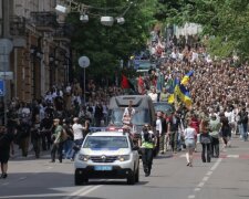 У Києві тисячі українців прийшли попрощатися з полеглою парамедикинею Іриною Цибух