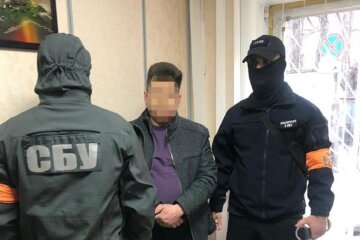 Службовець ДМС вимагав хабара за прискорену видачу паспортів