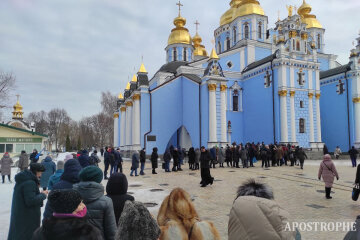 У Михайлівському соборі в Києві вишикувалася величезна черга за святою водою (відео)