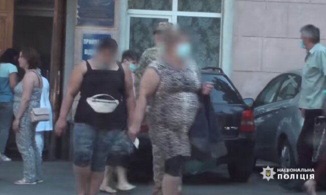 Нічого святого: у Києві затримали злодійок, які в онкоцентрі вкрали у жінки 21 тисячу гривень (відео)