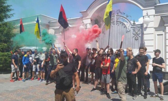 Активісти пікетують біля будинку Порошенка