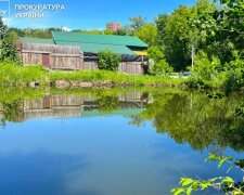 У Києві чоловік самовільно захопив частину парку «Сирецький гай» та перекрив доступ до озера