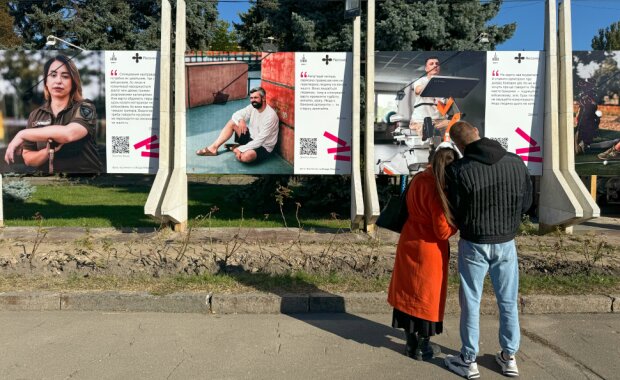 "Слово найсильнішим". На ВДНГ відкрилась фотовиставка про коректне спілкування з військовими та ветеранами