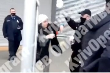 Поліцейський, який побив купувальницю в київському «Ашані», звільнений