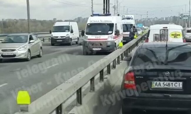На Північному мосту в Києві розбилася людина (відео)