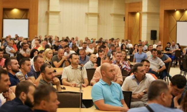 ЗМІ підрахували, у скільки обійдеться навчання “слуг народу”