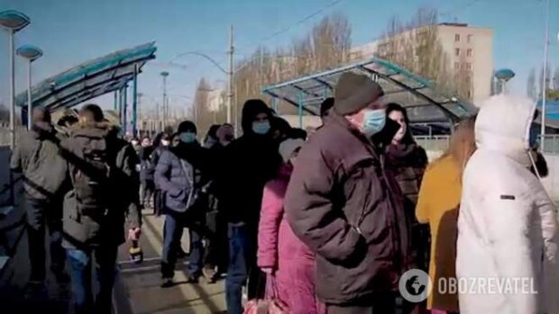 До київського трамвая вишикувалася стометрова черга (відео)
