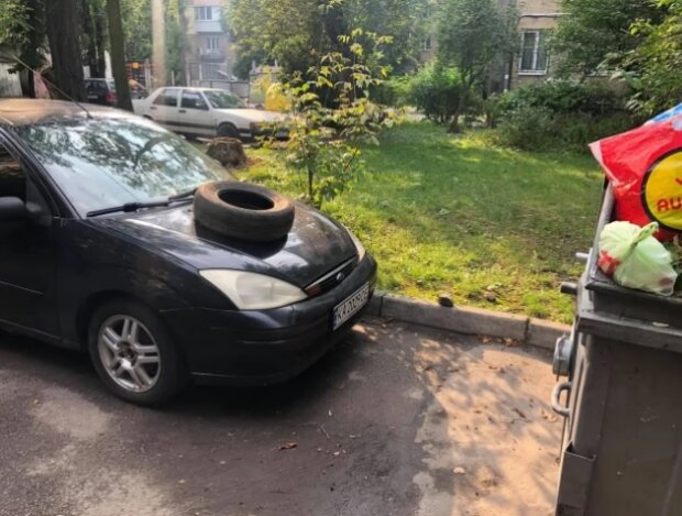 У Києві покарали “героя парковки”, який залишив машину біля сміттєвих баків