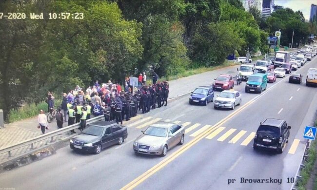 Поліція стримує мітингувальників на мосту Метро: рух відновлено (відео)