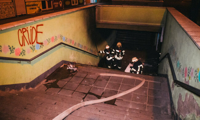 У Києві на Троєщині спалахнув кіоск в підземному переході