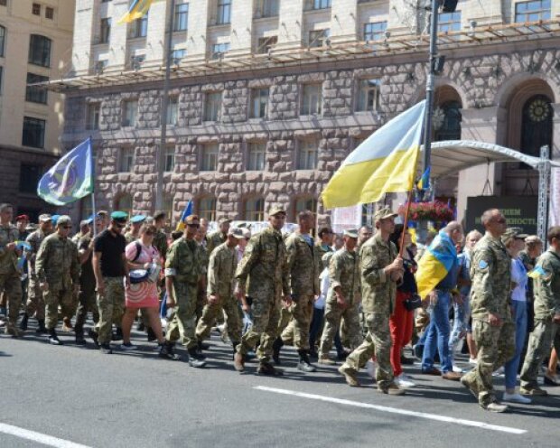 “Ключи від миру, нажаль, не в Києві”: хто йшов маршем Захисників України