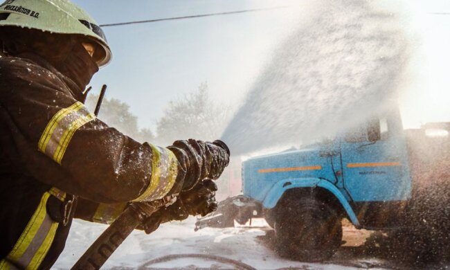 У Києві бензовоз зіштовхнувся із маршруткою та загорівся, людей терміново евакуювали (фото)