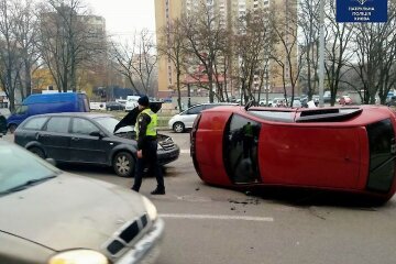 На Виноградарі перекинувся автомобіль (відео)