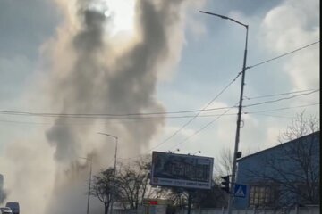 На Сирці з-під землі б’є фонтан гарячої води (відео)