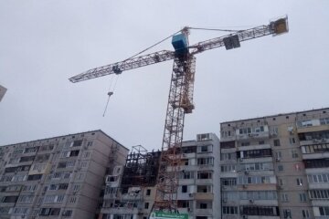 При розборі зруйнованого будинку на Позняках зламався кран
