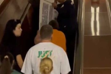 Еееее, куди ти, дядьку, з вивіскою? - у мережі показали, як в столичному метрополітені міняють показчики