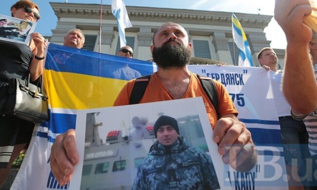 У Києві біля посольства РФ пройшла акція на підтримку 24 полонених моряків