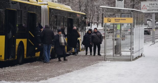 Комунальники пояснили потребу в тендері на 30 скляних зупинок транспорту за понад ₴8 млн