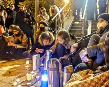 Під київським судом заборонену книгу про Стуса читали при свічках (фото, відео)