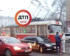 На Жилянській автівка врізалась в трамвай: рух заблоковано