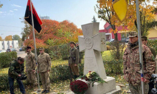 У Києві в Куренівському парку відкрили пам’ятник Степану Бандері