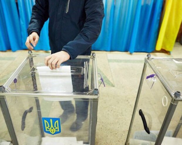 Скільки українців змінили місце голосування