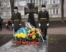 У Подільському районі відкрили пам’ятник місцевим жителям, загиблим за Україну