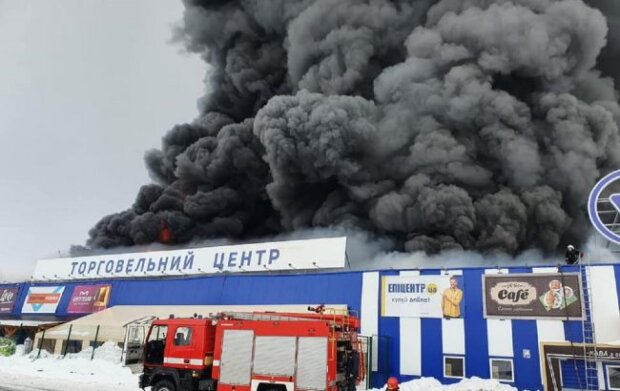 У Первомайську спалахнув торговий центр «Епіцентр» (відео)