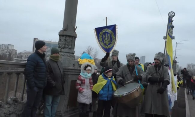 Лівий та правий береги Дніпра об’єднали живим ланцюгом (відео)
