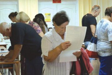 “Знаю я цих кандидатів. По місту їздять на джипах, а в село до народу на старому “Ланосі” прилітають”