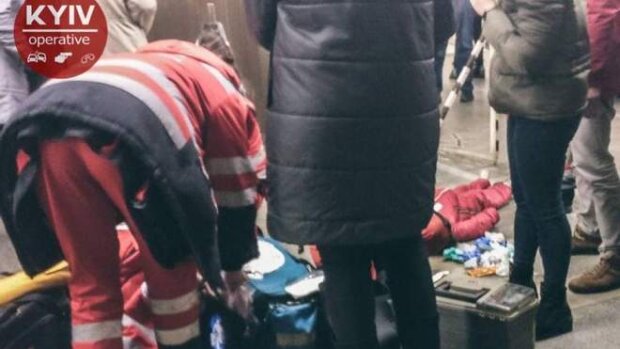 У київському метро людина впала на рейки