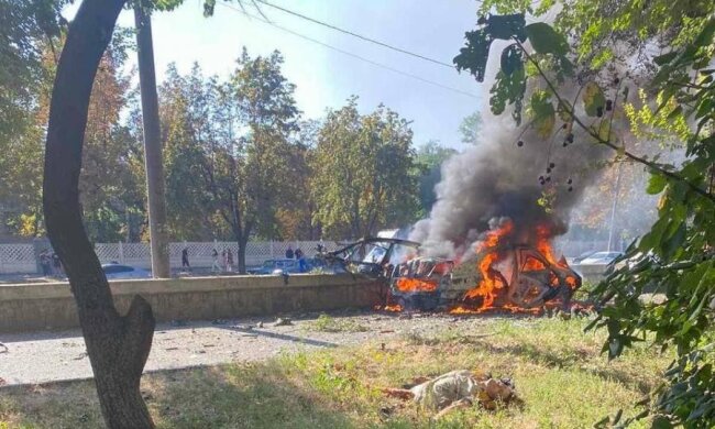 Теракт у Дніпрі: вибухнув автомобіль, загинув сапер АТО і співробітниця ДСНС (відео)