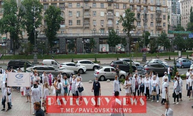 Немає зарплатні: під КМДА мітингують медики кількох лікарень столиці (відео)