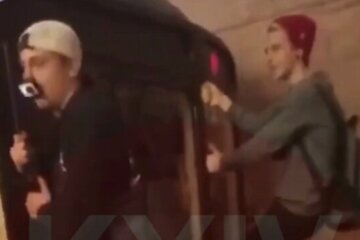 У київському метро знову розважаються зацепери (відео)