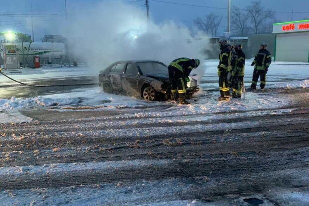 У селі Требухів, що під Києвом, на автозаправці згоріла автівка