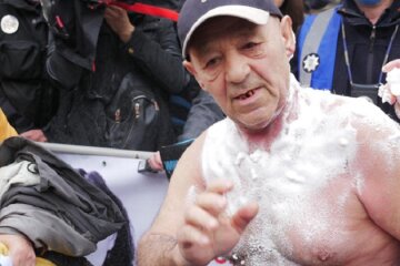 На мітингу проти Авакова чоловік здійснив самопідпал