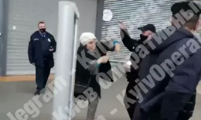 Охоронець київського супермаркету влаштував бійку з покупницею (відео)