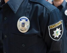 Спіймали за ногу: у Києві патрульні запобігли суїциду (відео)