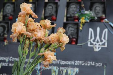 У пам’ять Героїв Небесної Сотні: в центрі столиці висадили особливі іриси (фото)