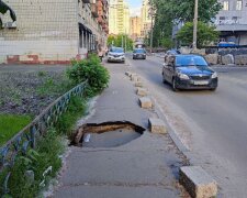 «Сгущёнка для ремонта закончилась»: на дорогах Соломенского района появляются одна яма за другой