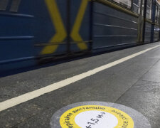 У київському метро пасажир потрапив під потяг
